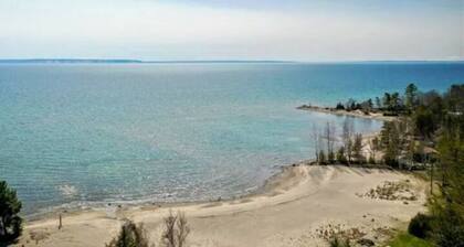 Cozy & Spacious Villa by Georgian Bay – Covered Porch, Many Beaches around!