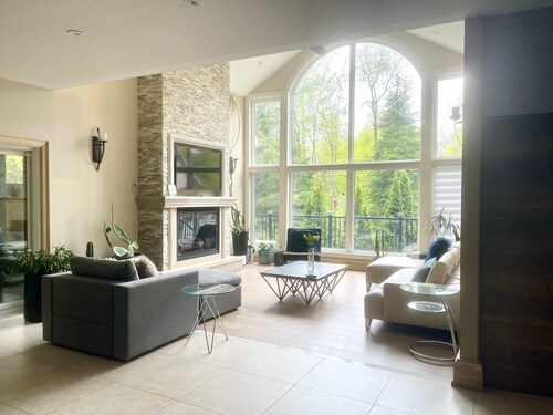 Spacious Retreat in the Pines • Walk to Georgian Bay Beaches