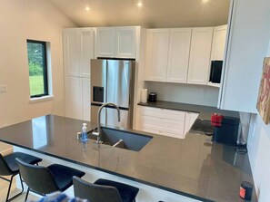 Een koelkast, een magnetron, een oven, een kookplaat