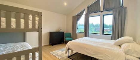 1 habitación, tabla de planchar con plancha, wifi y ropa de cama