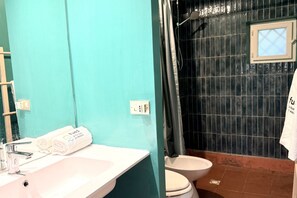 Shower, bidet, towels - PP02 - Potenza Picena, charming cottage with sea view (Potenza Picena)