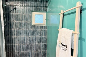 Regadera, bidet, toallas 