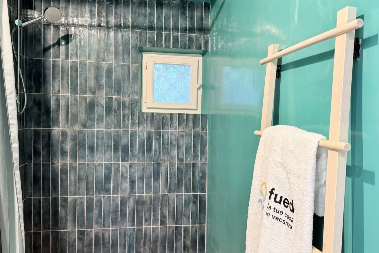Shower, bidet, towels