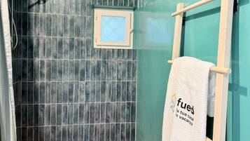 Shower, bidet, towels