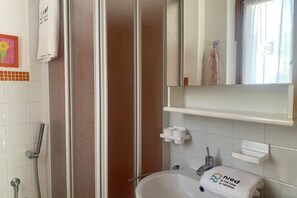 Ducha, bidet, toallas