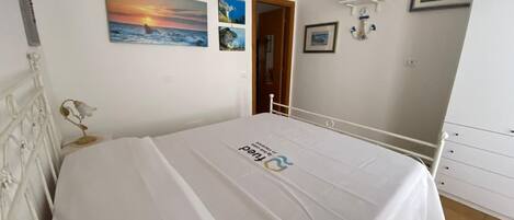 2 عدّة غرف نوم وملاءات أسرّة