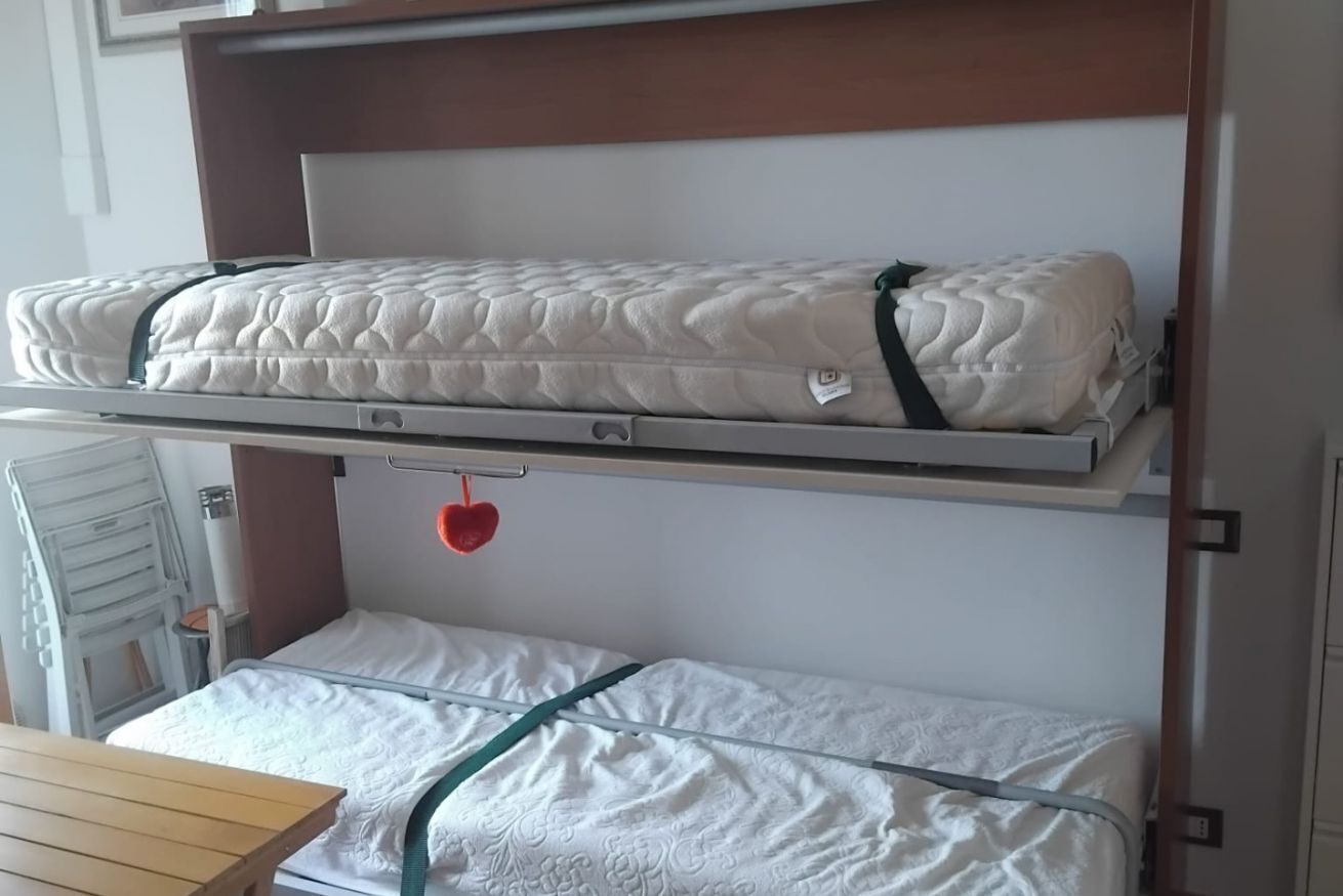 Un lit superposé avec un matelas sur le lit du haut et un lit en bas.