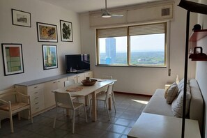 TV - CV011 - Milano Marittima, sea front three-room apartment with exclusive view (Cervia)
