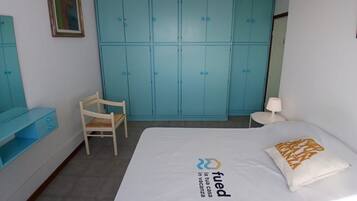 2 bedrooms, bed sheets