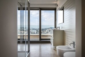 Shower, bidet, towels - Between sun and moon - Civitanova, noble apartment facing the sea (Civitanova Marche)