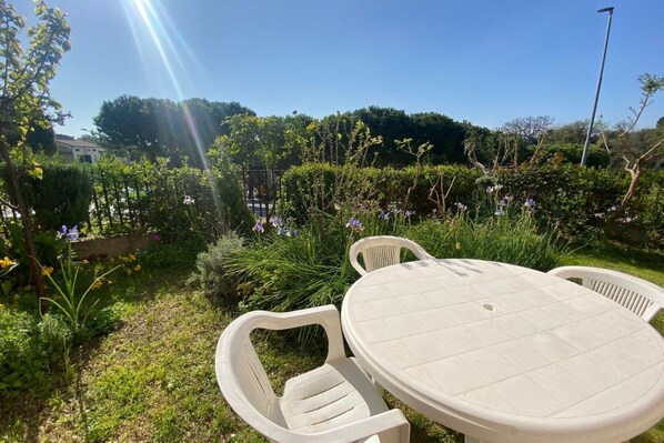 Outdoor dining - N296 – Numana, three-room apartment with garden and parking space (Sirolo)