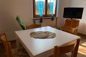 Dining - N296 – Numana, three-room apartment with garden and parking space (Sirolo)