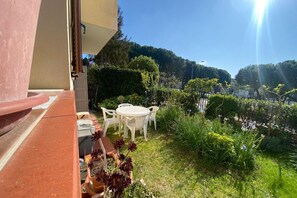 Outdoor dining - N296 – Numana, three-room apartment with garden and parking space (Sirolo)