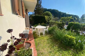 Outdoor dining - N296 – Numana, three-room apartment with garden and parking space (Sirolo)