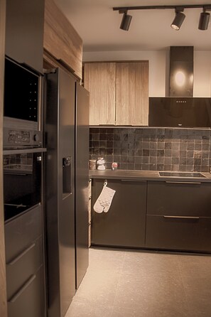 Microondas, horno, placa de cocina y lavavajillas