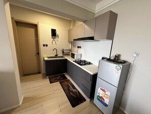 Réfrigérateur, micro-ondes, plaque de cuisson, bouilloire électrique