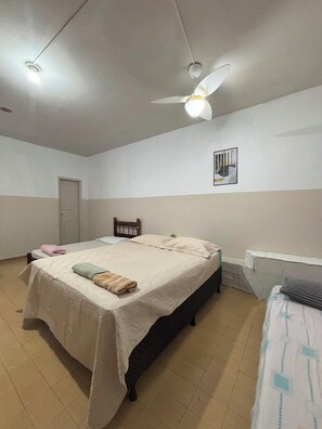 Comfort driepersoonskamer, uitzicht op de stad | Een laptopwerkplek, gratis wifi