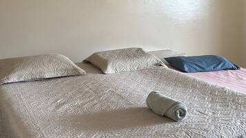 Quarto triplo conforto, vista para a cidade | Espaço de trabalho para notebook, Wi-Fi de cortesia