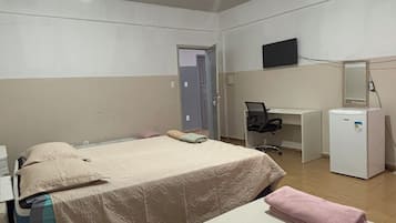 Quarto triplo conforto, vista para a cidade | Espaço de trabalho para notebook, Wi-Fi de cortesia