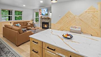 Televisor intel·ligent, llar de foc, futbolí i llibres