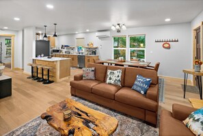 Smart-TV, Kamin, Tischfußball, Bücher