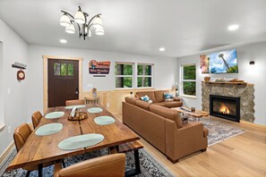 Interior - New Mt. Rainier Cabin-Hot Tub-WiFi-Fireplace (Ashford)