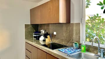 Een koelkast, een magnetron, een koffiezetapparaat/waterkoker