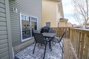 Outdoor dining - Modern Townhouse in Signature Falls (Grande Prairie)