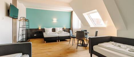 Een moderne hotelkamer met een kapitaalplafond, een bed, een bureau en een stoel.