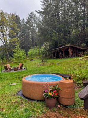 Outdoor spa tub