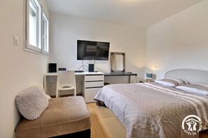 2 bedrooms, iron/ironing board, travel cot, free WiFi