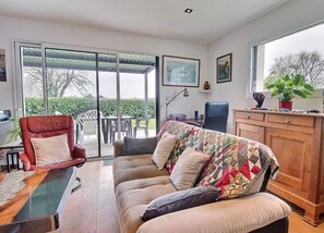 TV, DVD player, books, stereo