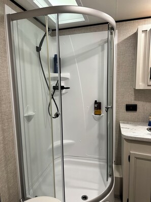 Shower, towels, soap, shampoo - Charming RV in Lovely Oxford with AC, WiFi (Oxford)