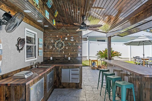 PCB Group-friendly Duplex w/ Pool, Backyard Lounge & 2 Kitchens