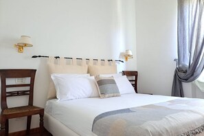 2 chambres, coffres-forts dans les chambres, fer et planche à repasser