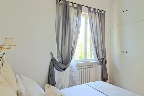 2 bedrooms, in-room safe, iron/ironing board, free WiFi