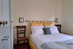 2 chambres, coffre-fort, fer et planche à repasser