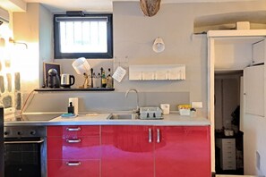 Fridge, microwave, oven, coffee/tea maker - Just a Few Steps from the Beach (L’Angolo di Camogli) (Camogli)