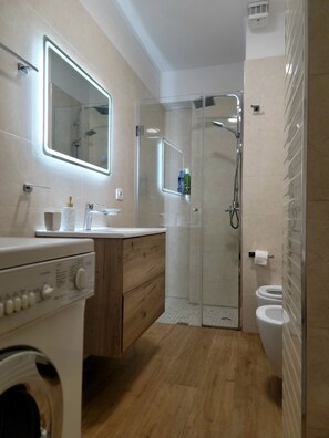 Een haardroger, een bidet, handdoeken, zeep