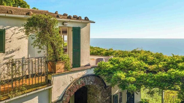 A coastal building with a balcony, a stone archway, and lush greenery. - Villa Mesco 360, Terre Marine (Levanto)