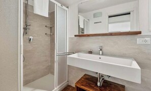 Dusche, Haartrockner, Bidet, Handtücher