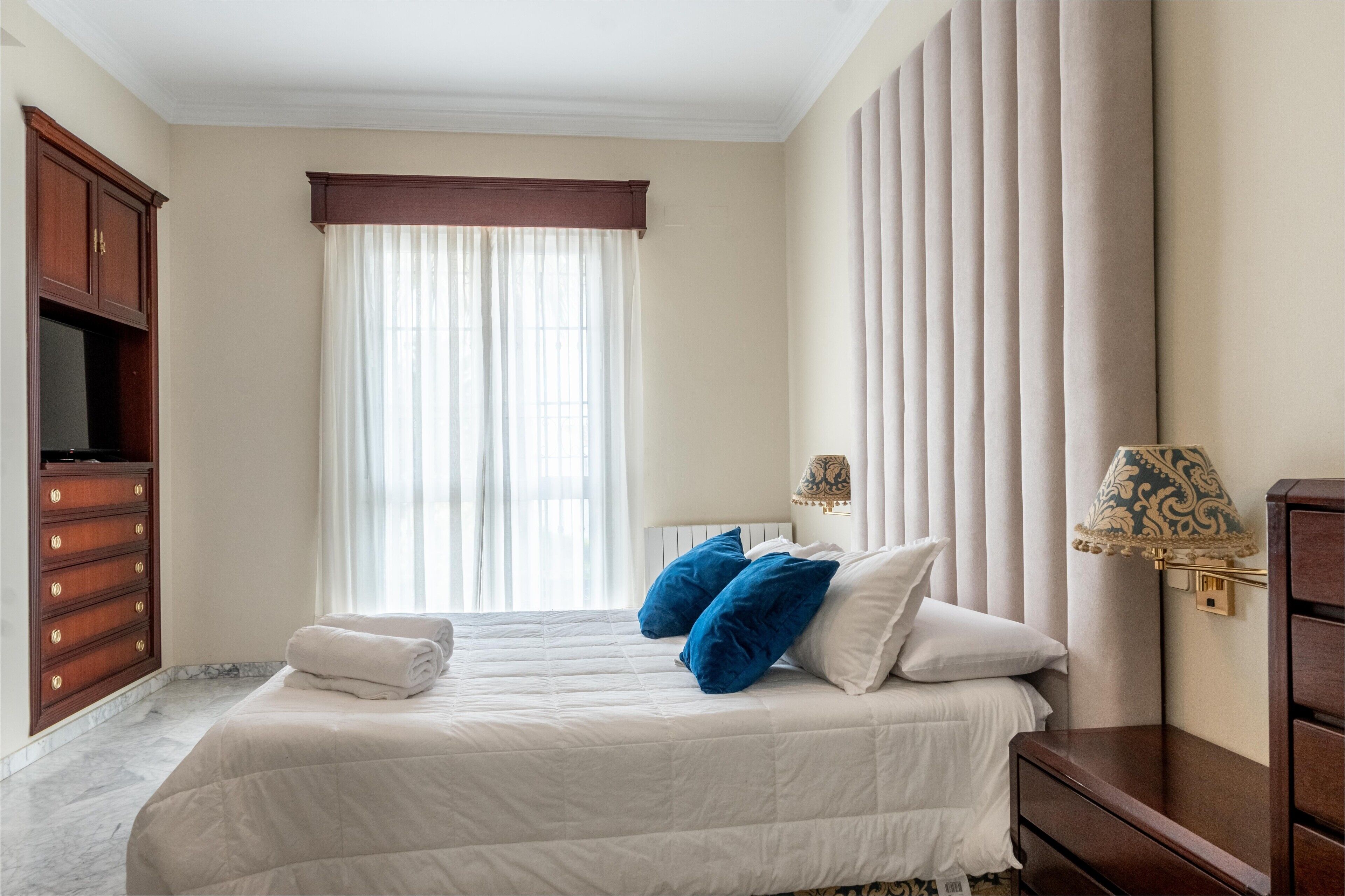 5 bedrooms, free WiFi, bed sheets