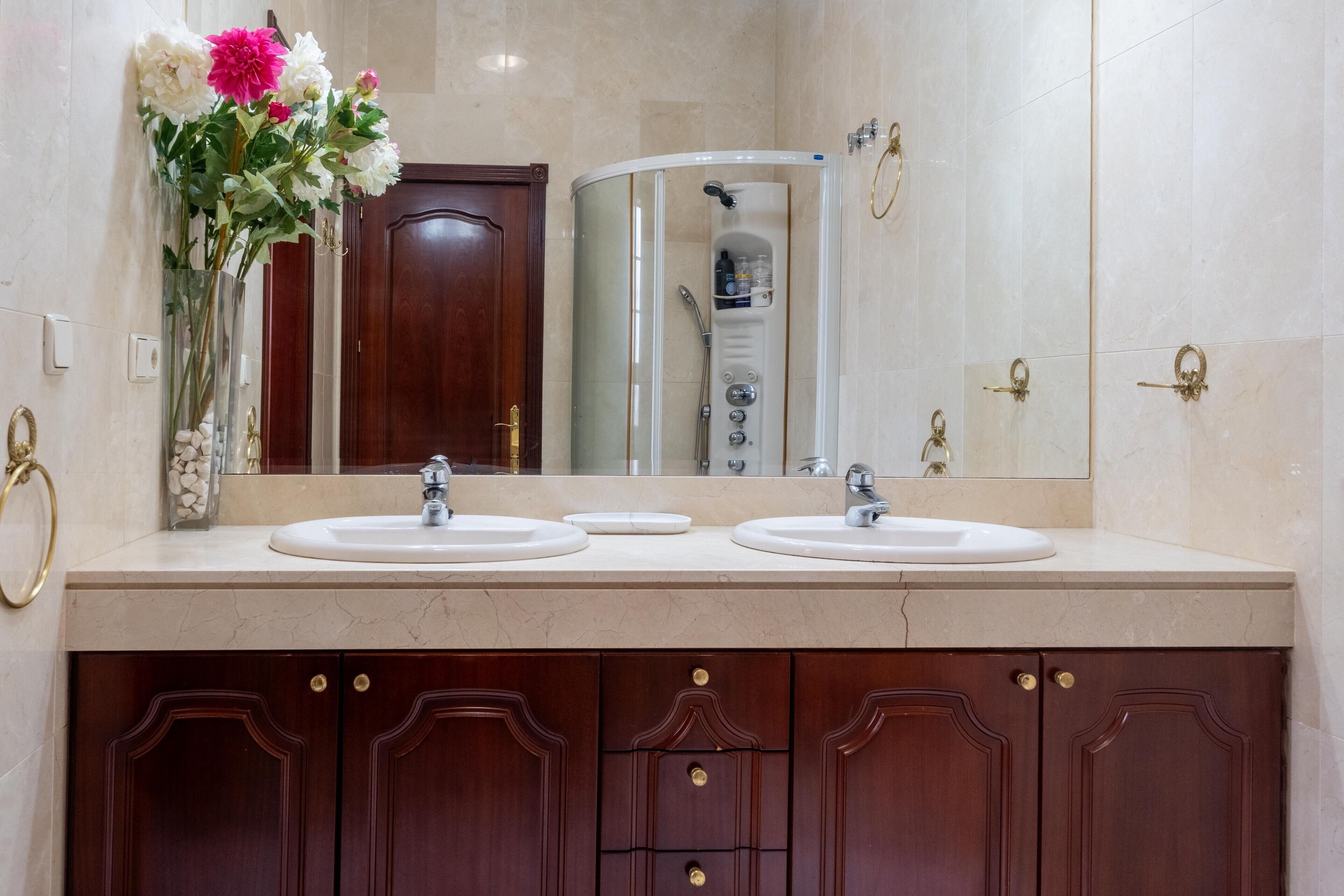 Een douche, handdoeken