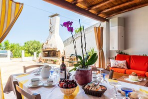 Outdoor dining - Room 'Vistamare2' with Sea View, Wi-Fi and Air Conditioning (Cardedu)