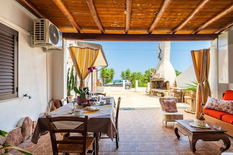 Outdoor dining. Room 'Vistamare2' with Sea View, Wi-Fi and Air Conditioning