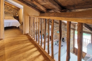 3 habitaciones, tabla de planchar con plancha y ropa de cama