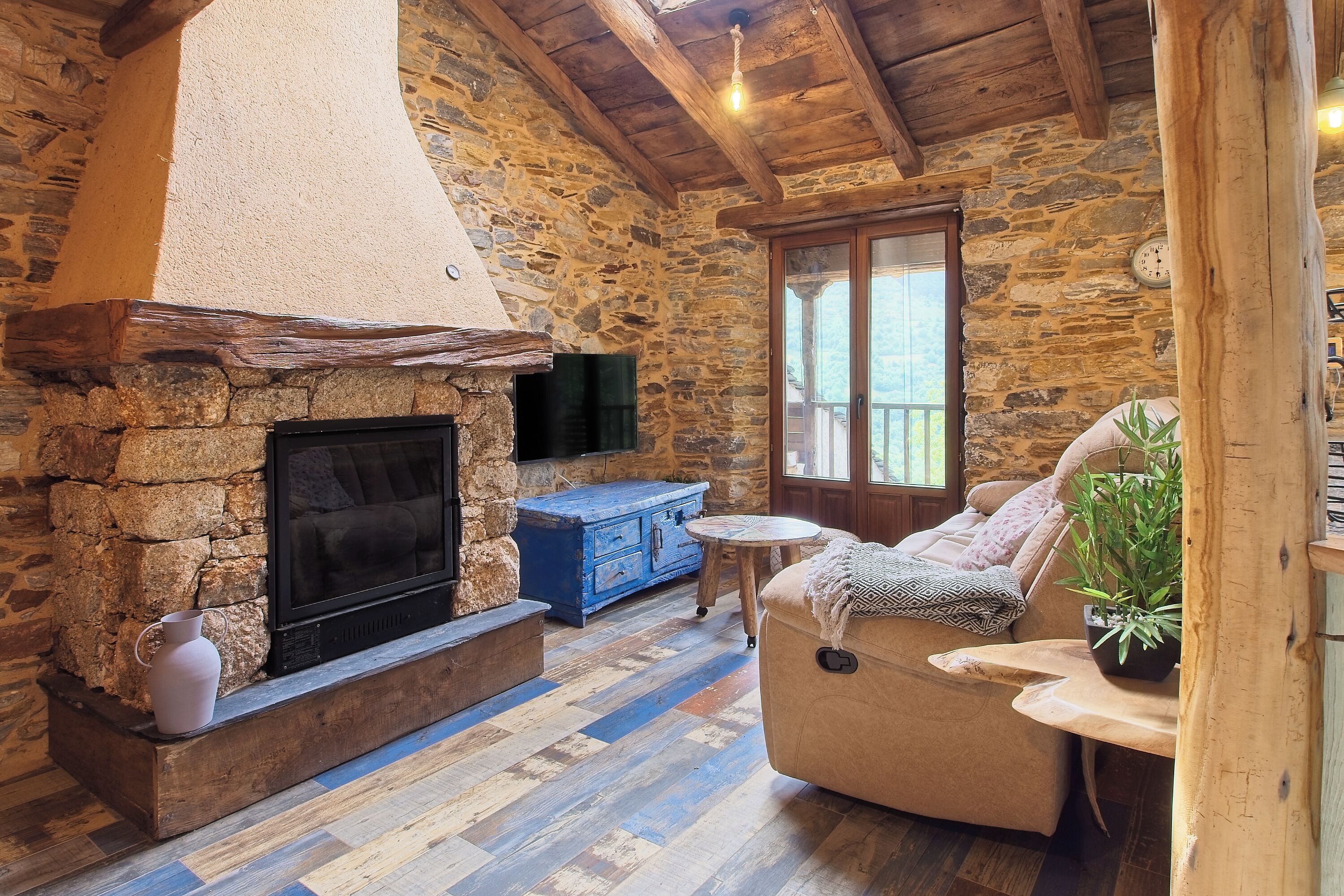 Een televisie en een open haard