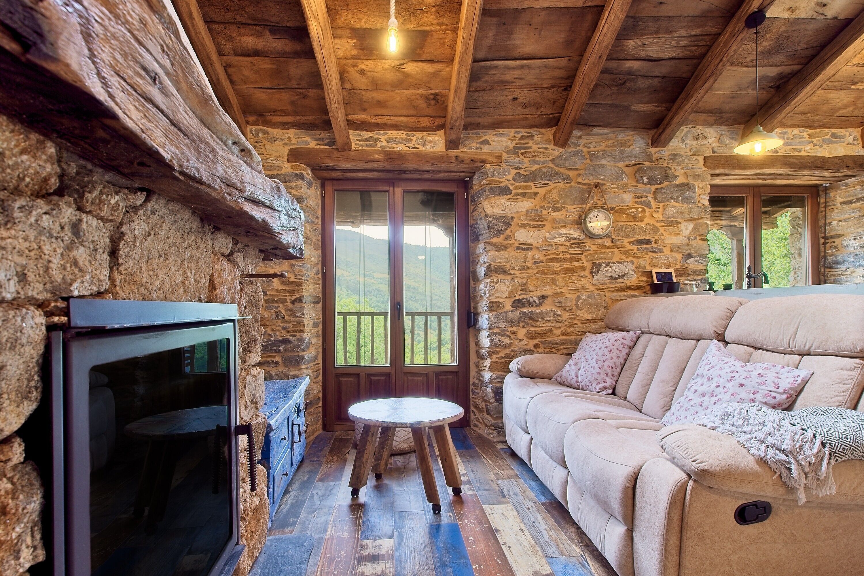 Een televisie en een open haard