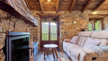 Een televisie en een open haard