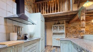 Een koelkast, een magnetron, een oven, een kookplaat